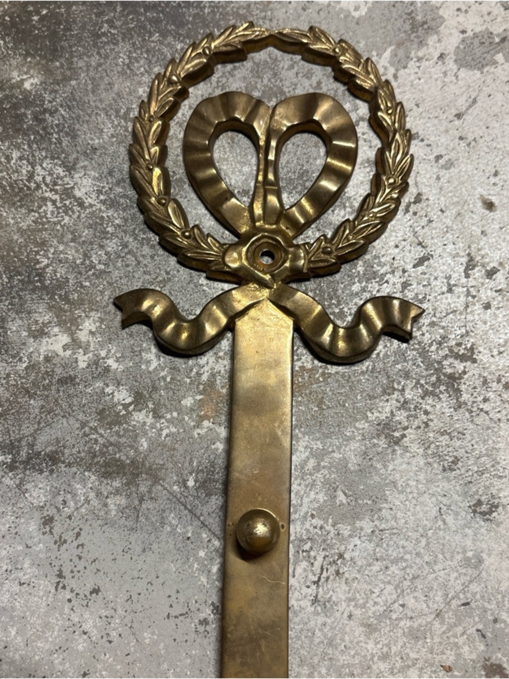 Aged Brass Heart Wreath Wall Hook - Gold